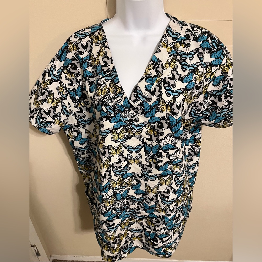 Butterfly Print Women's Scrub Top w/pockets